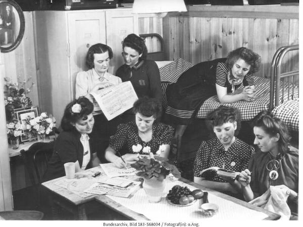 „Ein Schlafraum, der nach dem Geschmack der Arbeiterinnen eingerichtet ist“, Berlin 1943 © Bundesarchiv, Bild 183-S68034 / Fotograf: o.Ang.