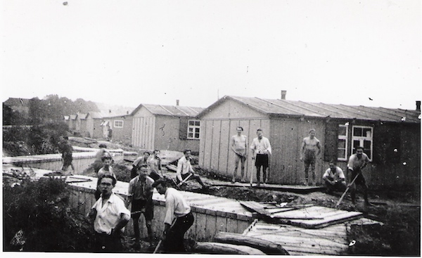 Zwangsarbeiter beim Aufräumen des Lagers Haselhorst nach einem Luftangriff, o. D. © Dokumentationszentrum NS-Zwangsarbeit/Sammlung Berliner Geschichtswerkstatt