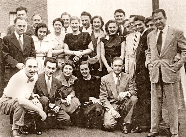 Marcel Tuchmann (erste Reihe, ganz links) während seines Medizinstudiums mit einer Gruppe jüdischer Studierender, Heidelberg 1955 © Privatbesitz / Metropol Verlag