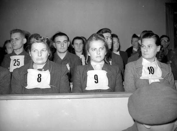 Hertha Ehlert (Nr. 8) und weitere Angeklagte am ersten Tag des Prozesses, 17. September 1945 © Mirrorpix